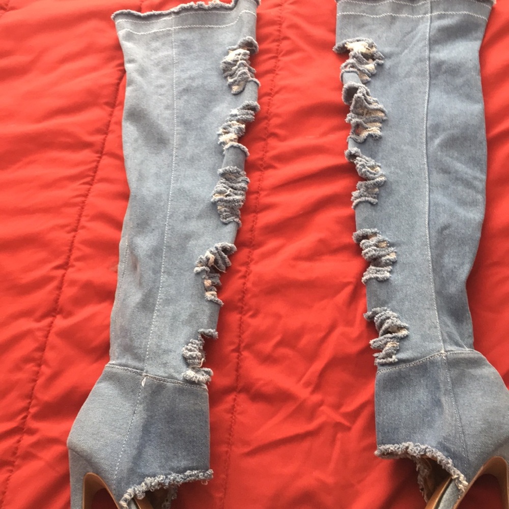 Never worn but the footwear is coming off. Size 6
